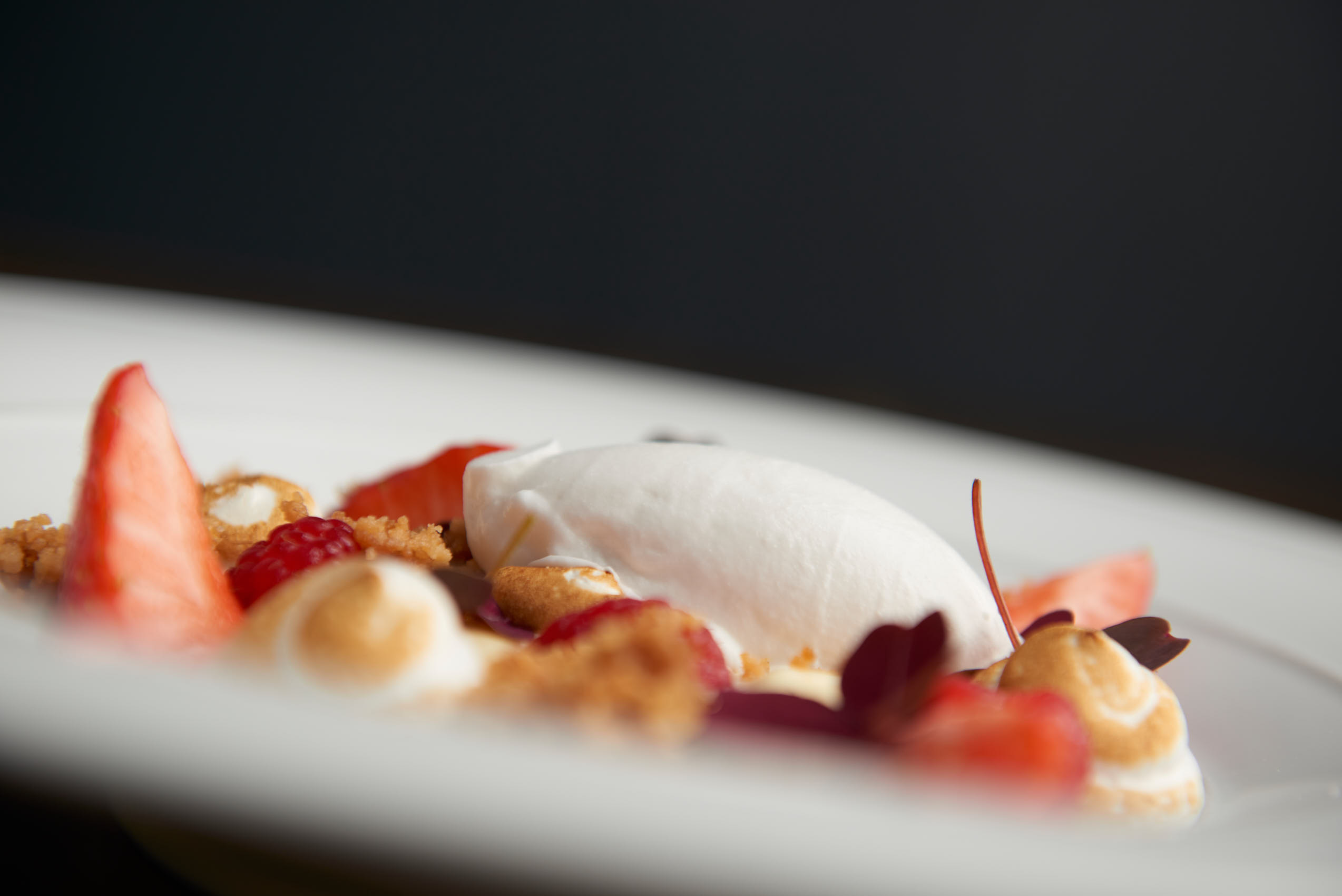 Vanilla ice cream with meringue, strawberries and crunch photo by Marcel Tiedje